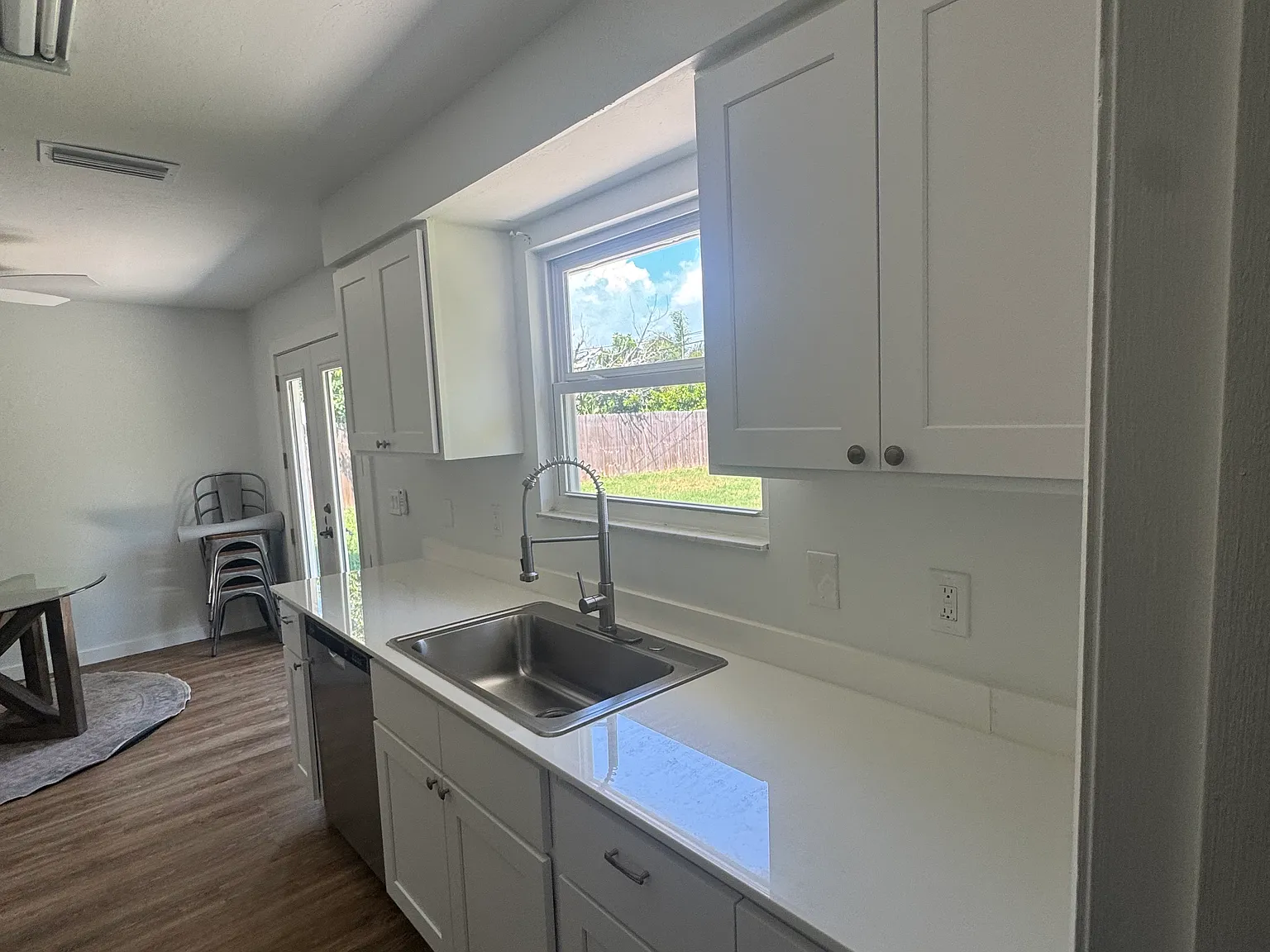 4 bed, 1402 sqft, $2,550 — Photo 3