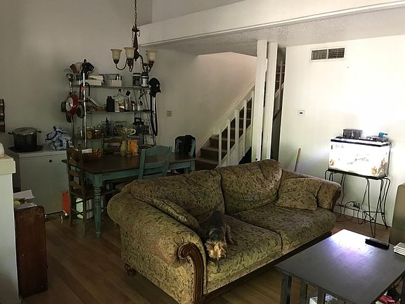 Living room (angle 2)