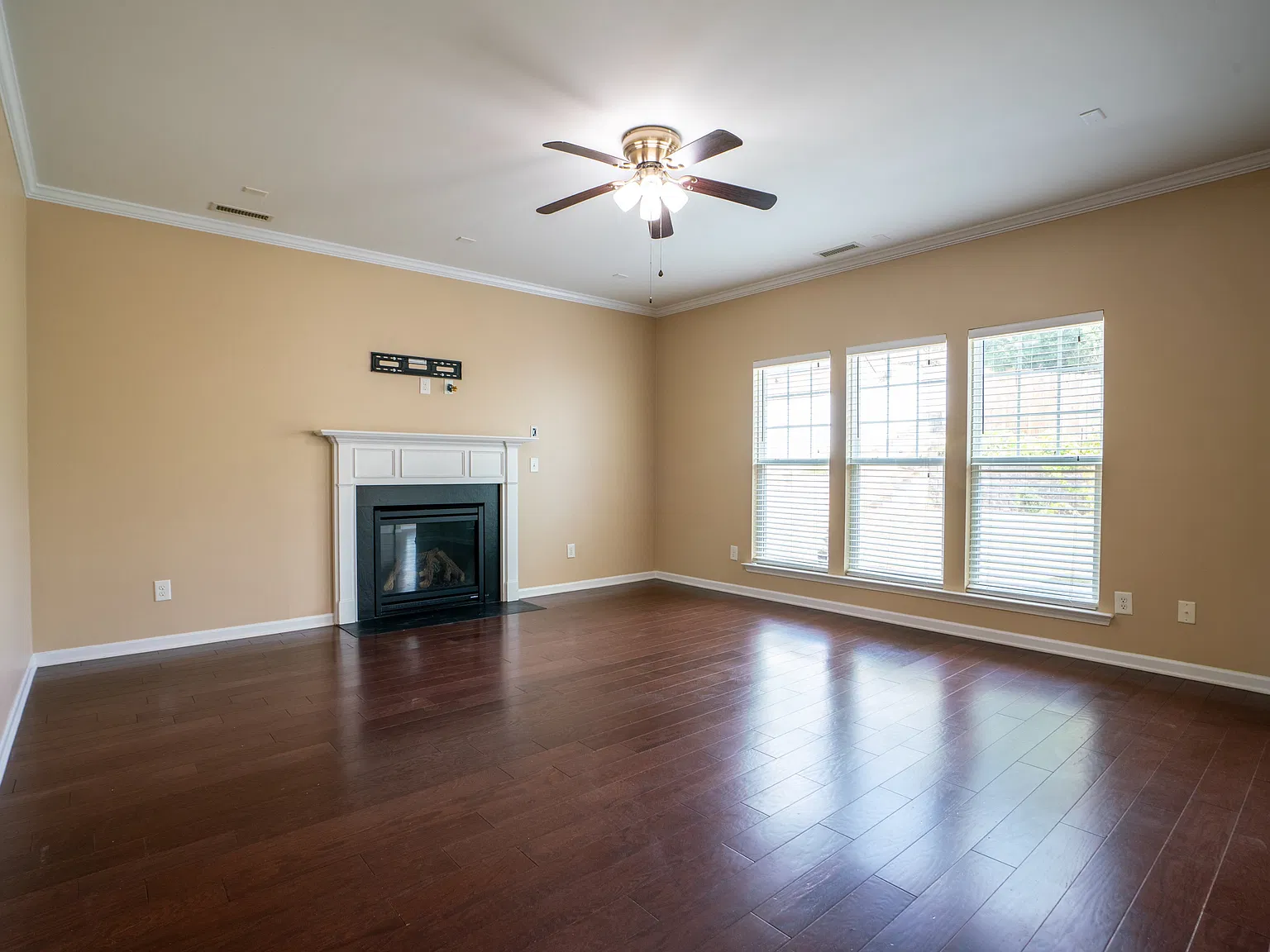 1135 Forest Willow Ln — Photo 2