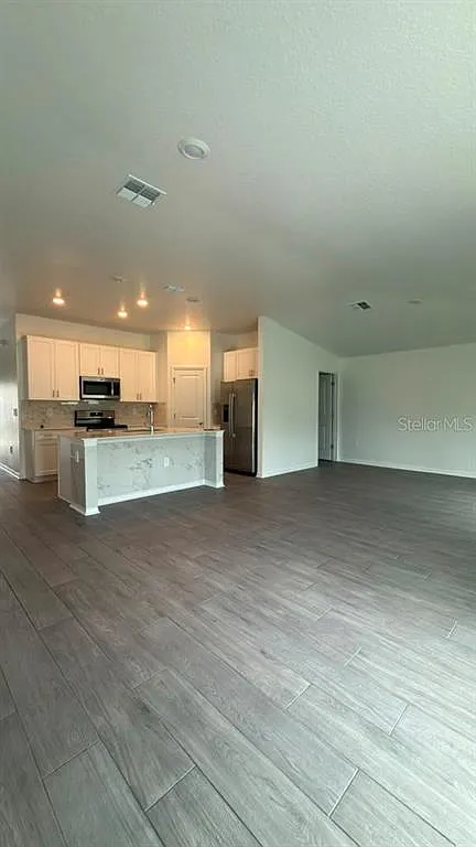 3 bed, 2.0 bath, 1555 sqft, $2,100 — Photo 2
