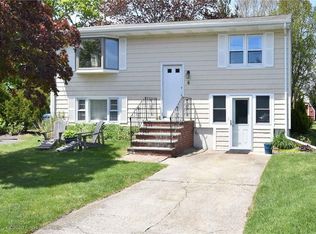 6 Aquidneck Dr, Middletown, RI 02842