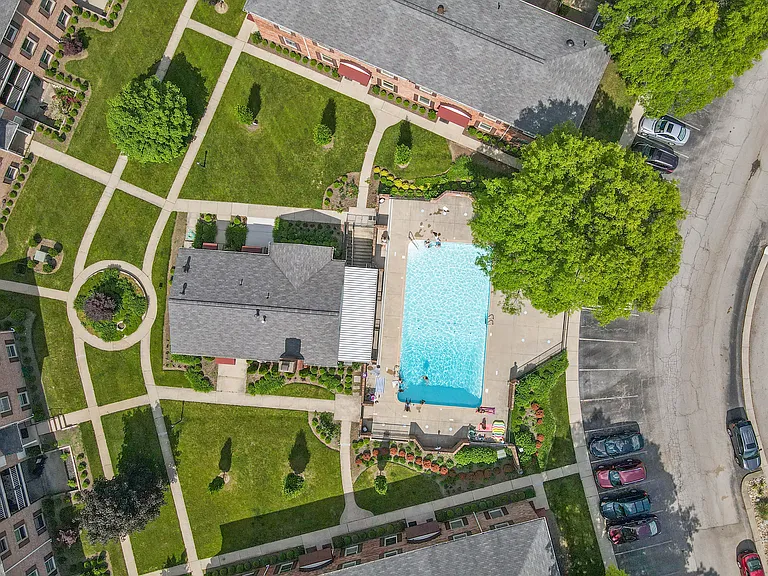943 Manor Ln — Photo 44