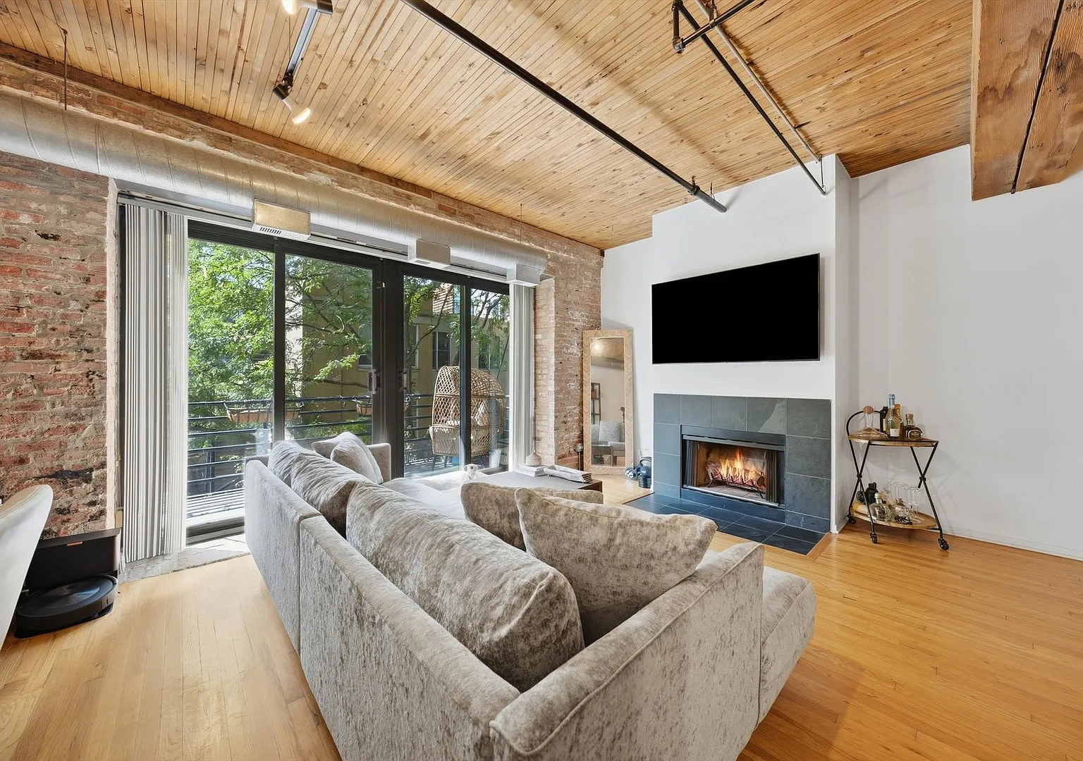 2 bed, 1.0 bath, 1100 sqft, $2,600 — Photo 4