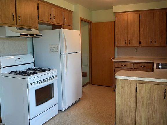 3rd image of 29509 Shaker Dr