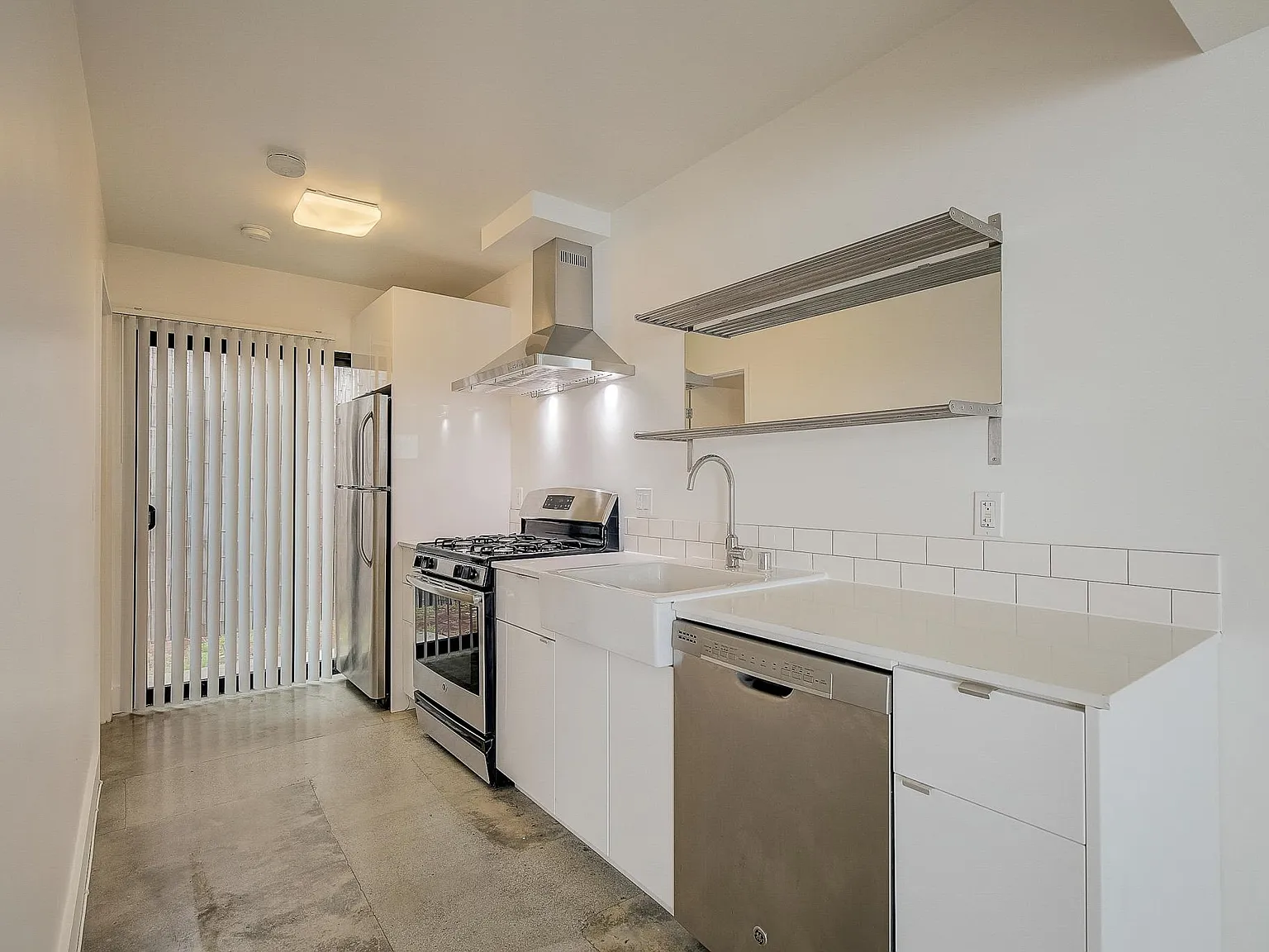 3 bed, 1000 sqft, $3,150 — Photo 2