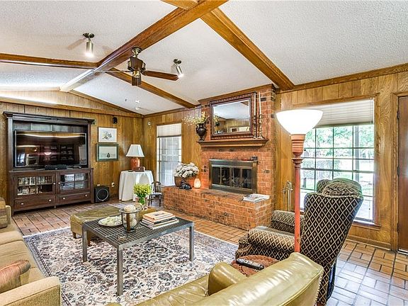 4th image of 610 Carroll Dr
