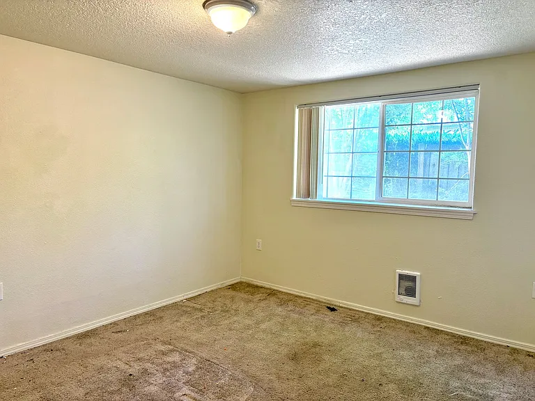 10211 N Lombard St — Photo 17