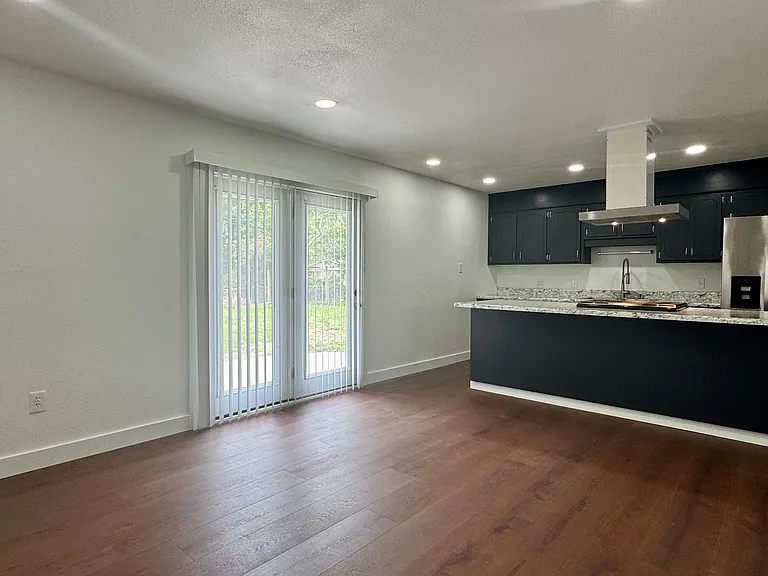 16 Ventura Blvd — Photo 10