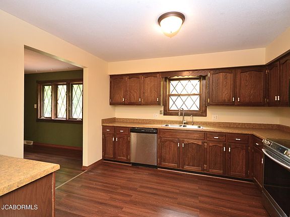 3rd image of 4417 Village Dr