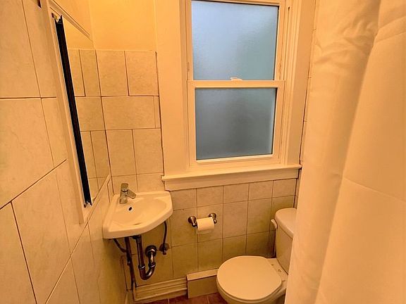 5th image of 1760 Broderick St APT 9