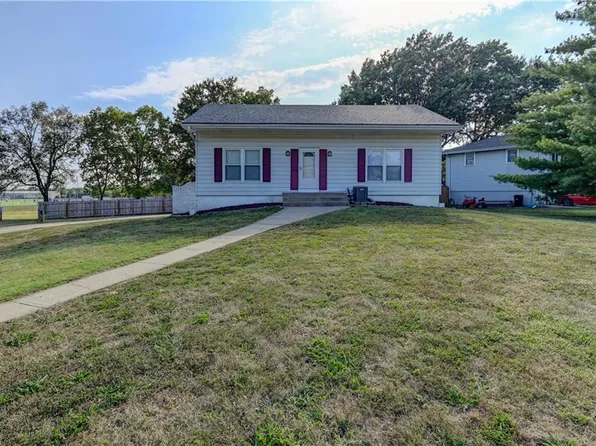 411 SW Glendana St, Lees Summit, MO 64081