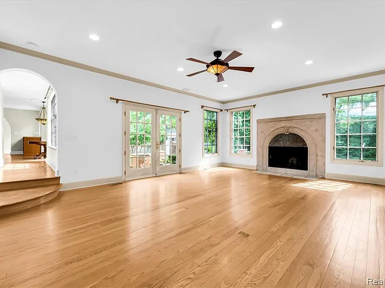 455 Linden Rd — Photo 10