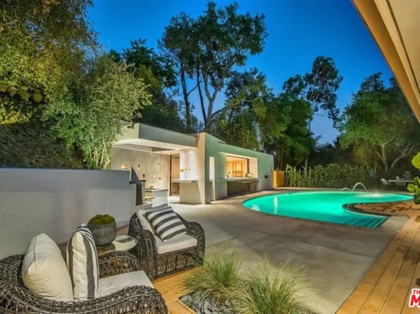 16957 Mooncrest Dr, Encino, CA 91436