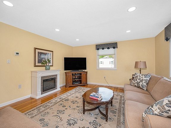 4th image of 83 Mullen Ln