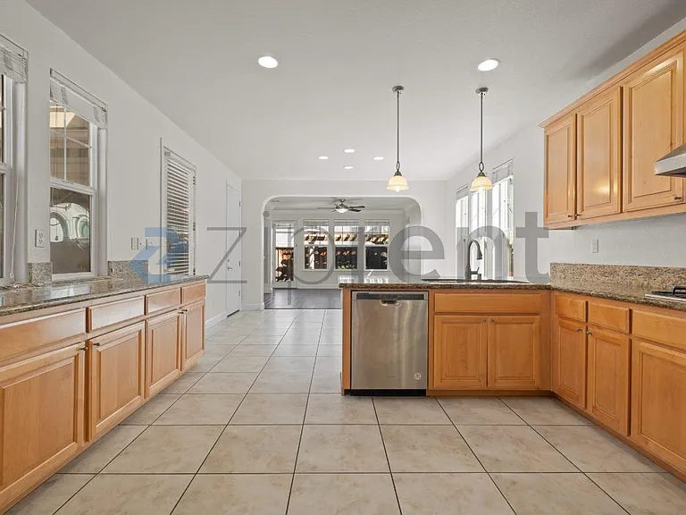 139 N Lafayette St — Photo 8