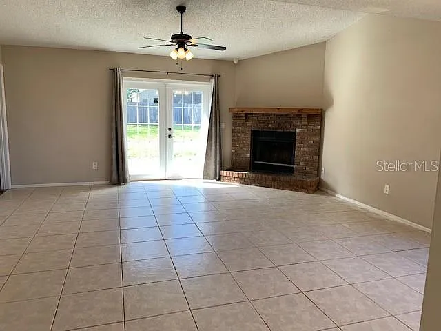 4 bed, 2.5 bath, 1612 sqft, $2,095 — Photo 3