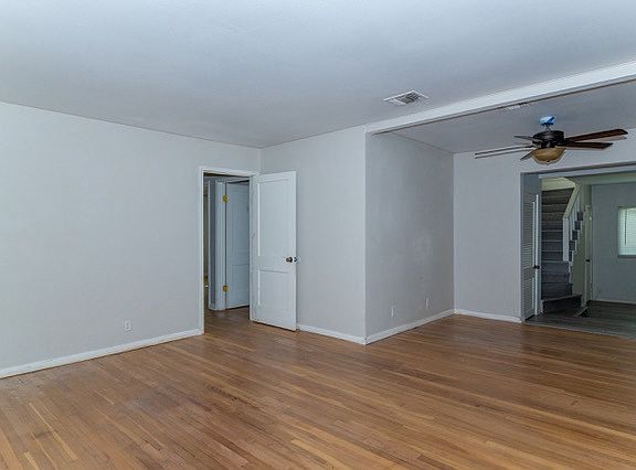 3rd image of 402 Blakeley Dr