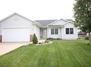101 Pleasant Creek Dr, Palo, IA 52324