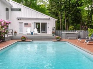 2 Hedges Banks Dr, East Hampton, NY 11937