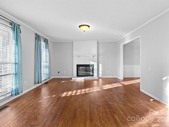 4th image of 2512 Heathershire Ln