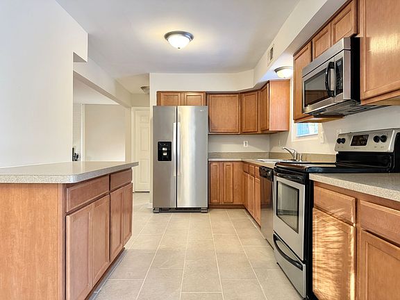 3rd image of 4 Saint James Ct