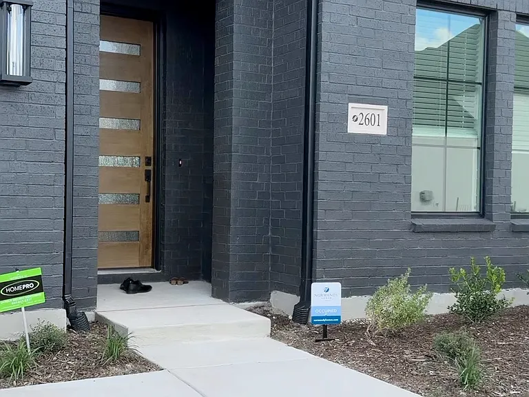 2601 Woodside Rd — Photo 2