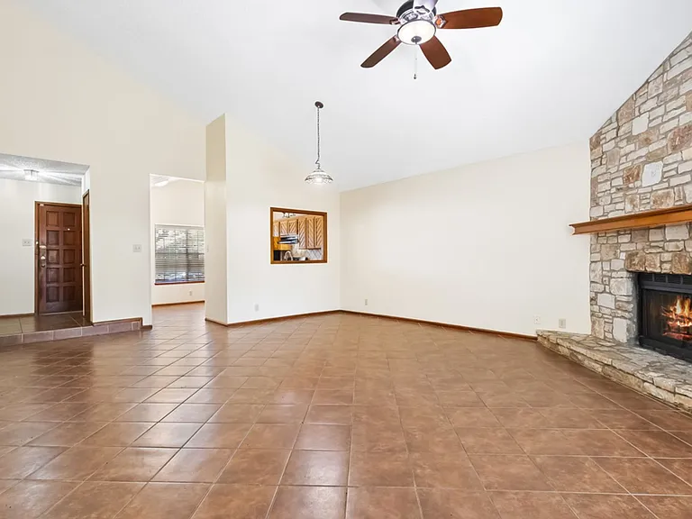 1514 Vista Hill St — Photo 9