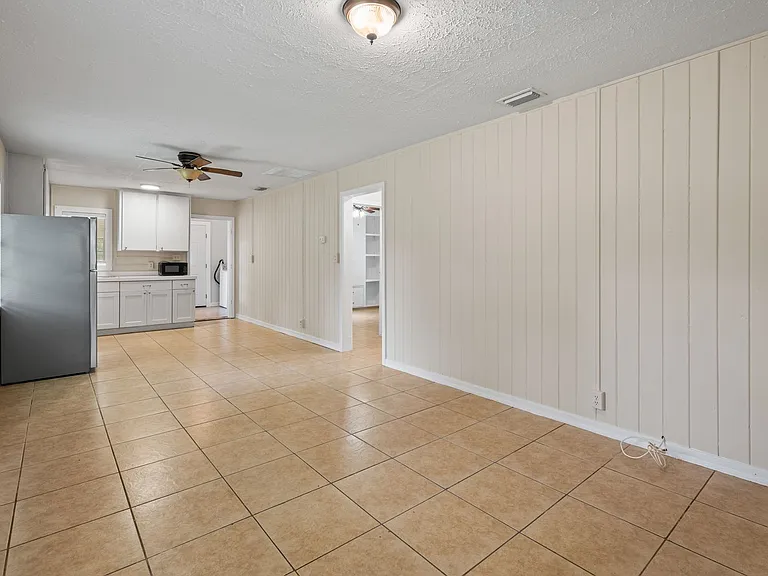 347 Lena St — Photo 4