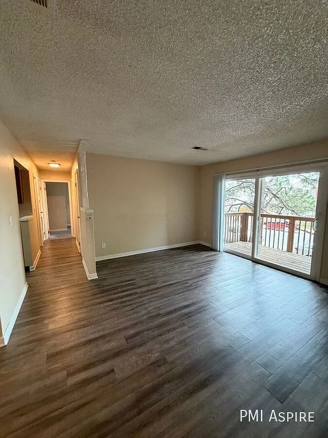 2 bed, 1.5 bath, 1000 sqft, $1,300 — Photo 2