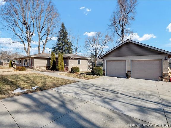 3rd image of 212 Lake Road