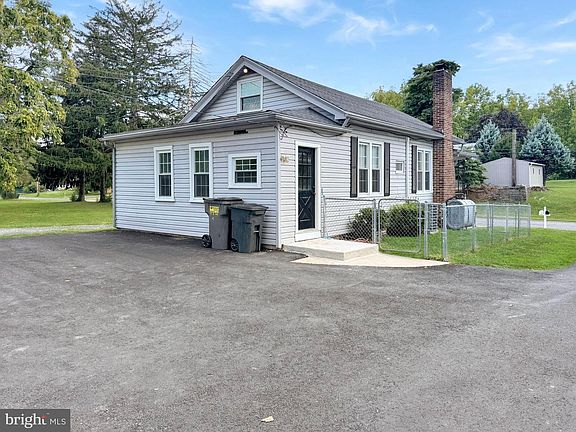 3rd image of 1027 Riverside Dr