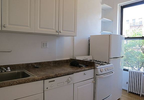 3rd image of 501 W 45th St APT 5E