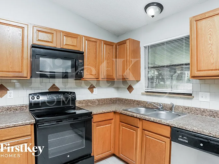 1689 Cedro Ave — Photo 6