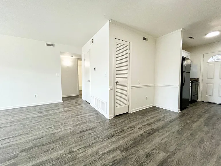 Collinwood Apartments — Photo 26