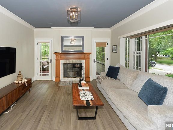 3rd image of 429 Sterling Pl