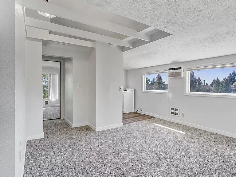 41 E Empire Ave #B — Photo 3