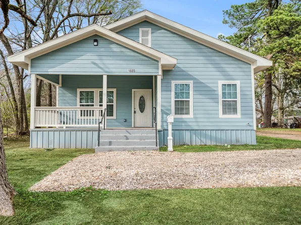 1605 Pine Bluff St, Paris, TX 75460