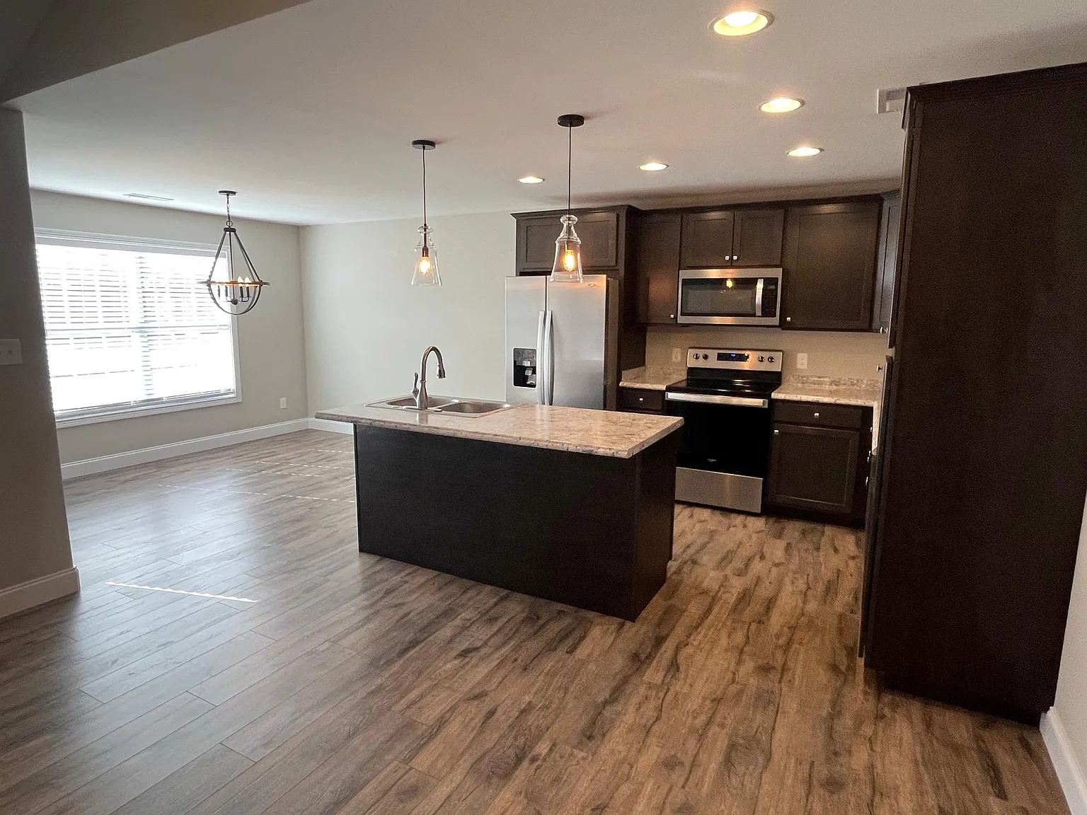 3 bed, 1650 sqft, $2,050 — Photo 4