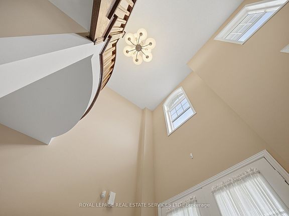 5th image of 332 Duncan Ln N