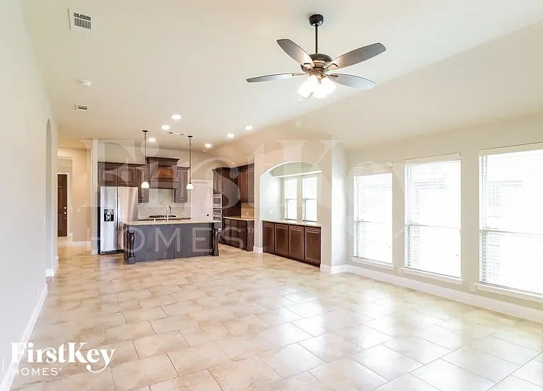 1125 Marigold Dr — Photo 3