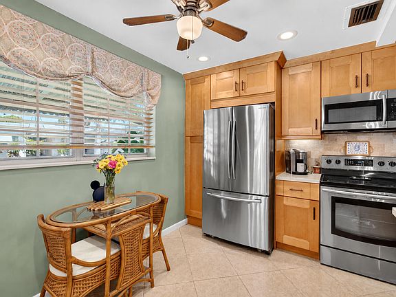 4th image of 842 Meadowlark Lane