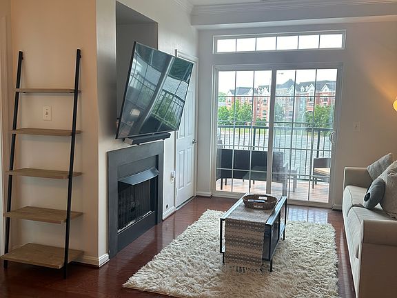 3rd image of 2465 Army Navy Dr #1-405