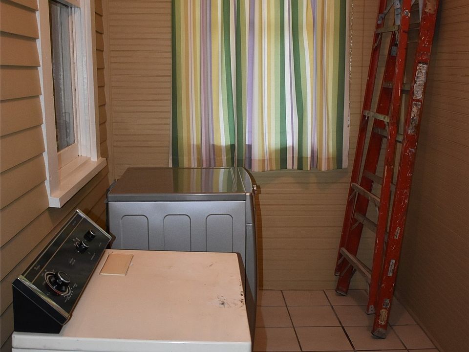 28th image of 2207 Winona Ave