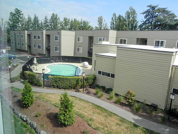 3rd image of 5834 NE 75th St Unit B305