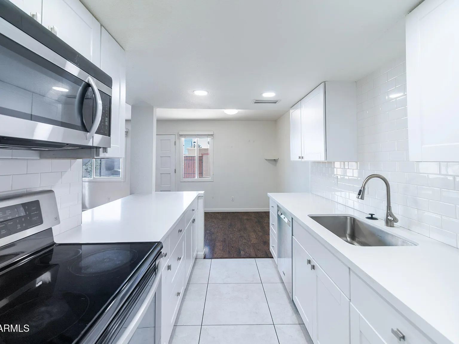 2 bed, 1.0 bath, 918 sqft, $1,400 — Photo 2