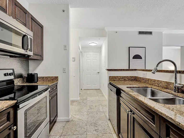 580 Sapodilla Ave #105 — Photo 5