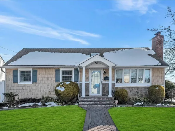 262 N 7th Street, Bethpage, NY 11714
