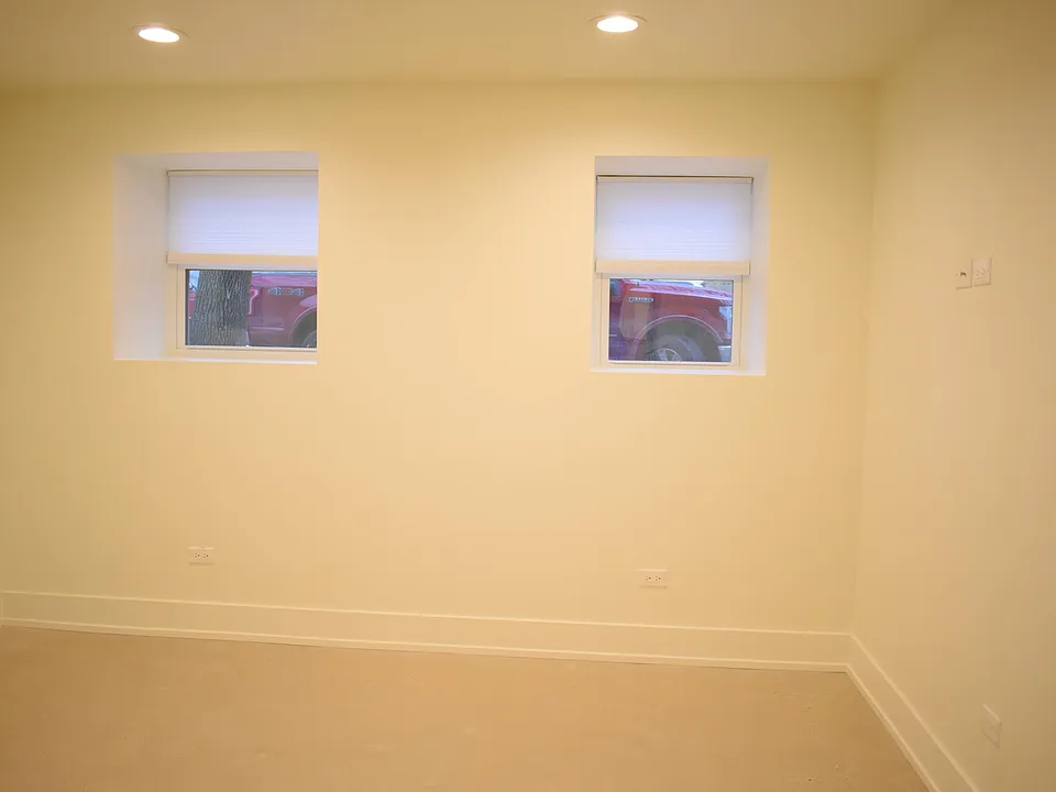 LIVINGROOM 12' x 10'