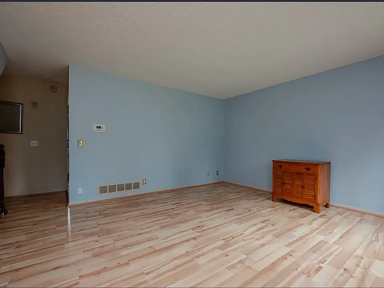 16 Surrey Hill Way — Photo 7