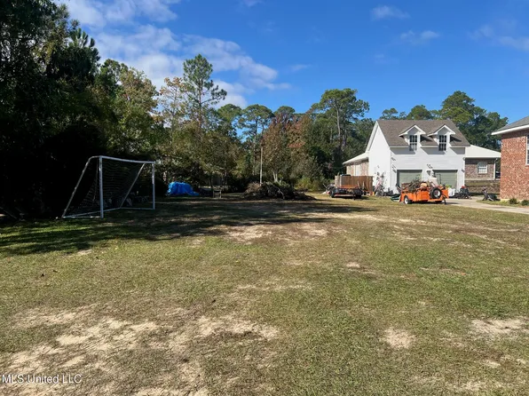 610 Royal Oak Dr, Pass Christian, MS 39571